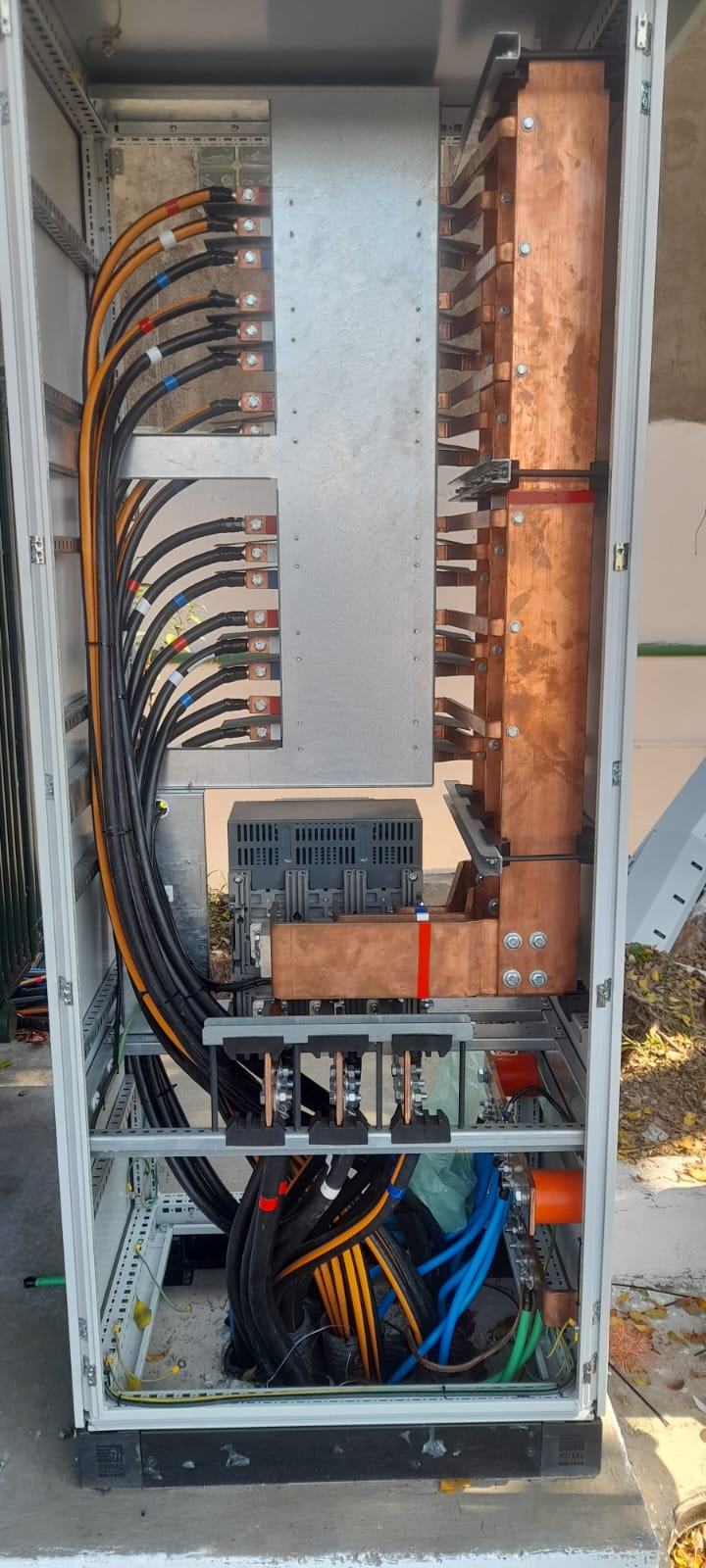 Cabine de energia com barramentos de cobre organizados pela CLtech