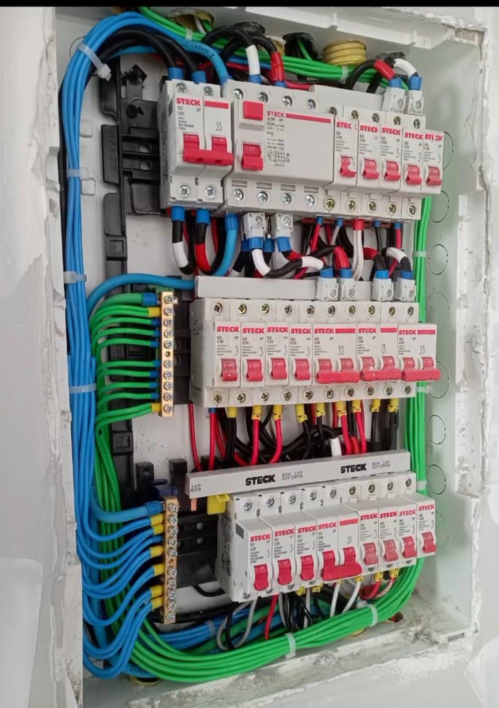 Quadro elétrico com cabos organizados e identificados por cor